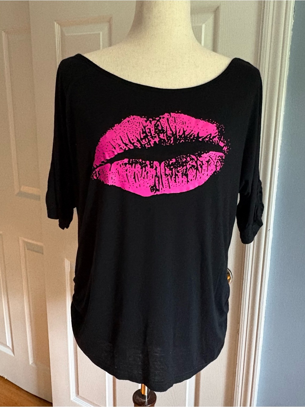 Smile Fish Women’s Off The Shoulder Lip Print Top Black Medium